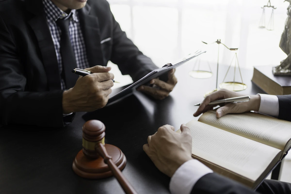 Comment porter plainte contre une curatelle ou une tutelle : guide juridique